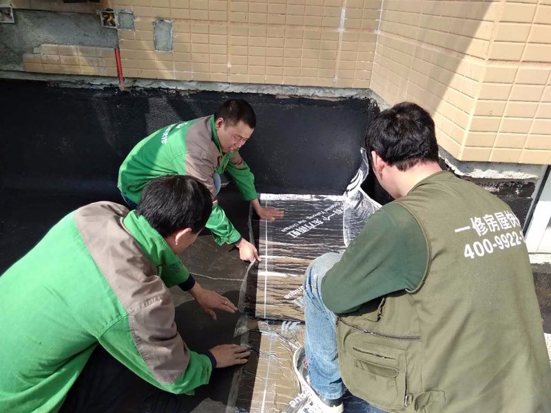 这里有屋顶漏水维修的好办法，建议你学起来施工公司