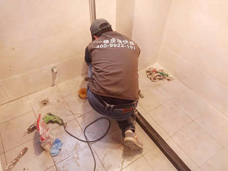 不砸瓷砖修厕所漏水靠谱吗？厕所防水补漏技巧分享施工公司